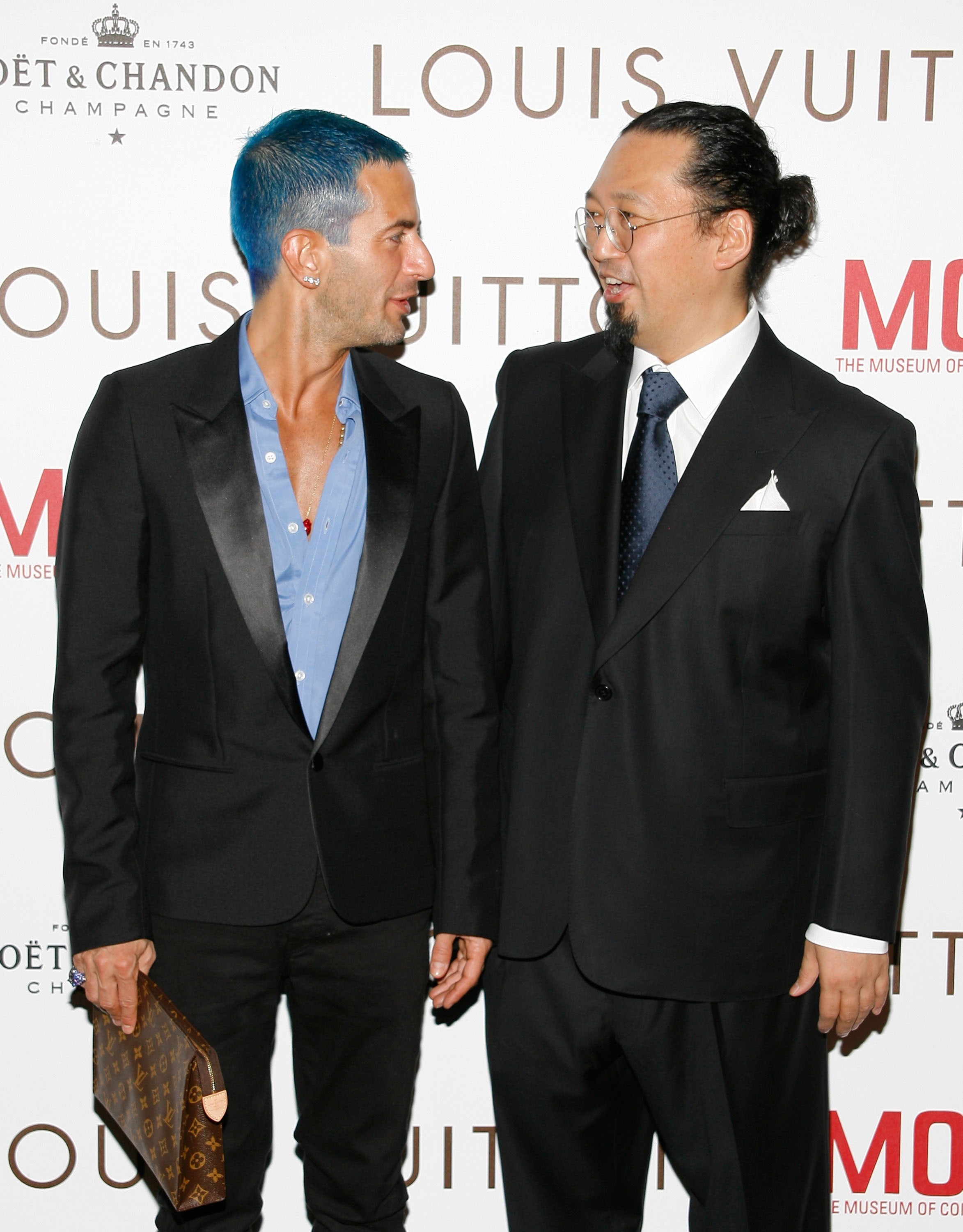 Marc Jacobs, e seus cabelos azuis, em aparição com Takashi Murakami (Foto: Getty Images)