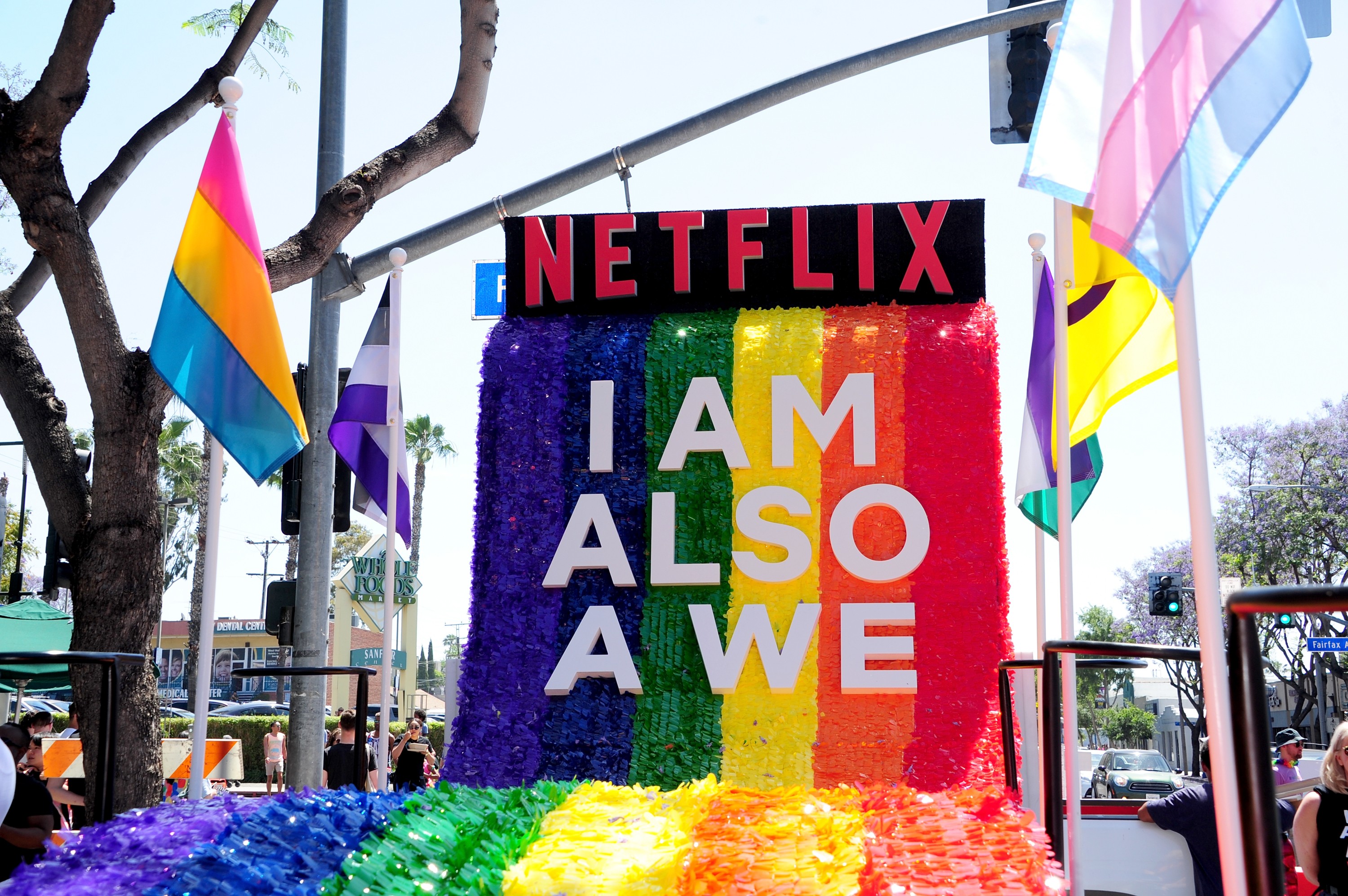 Netflix na parada LGBT de Los Angeles no início de junho de 2018 (Foto: Getty Images)