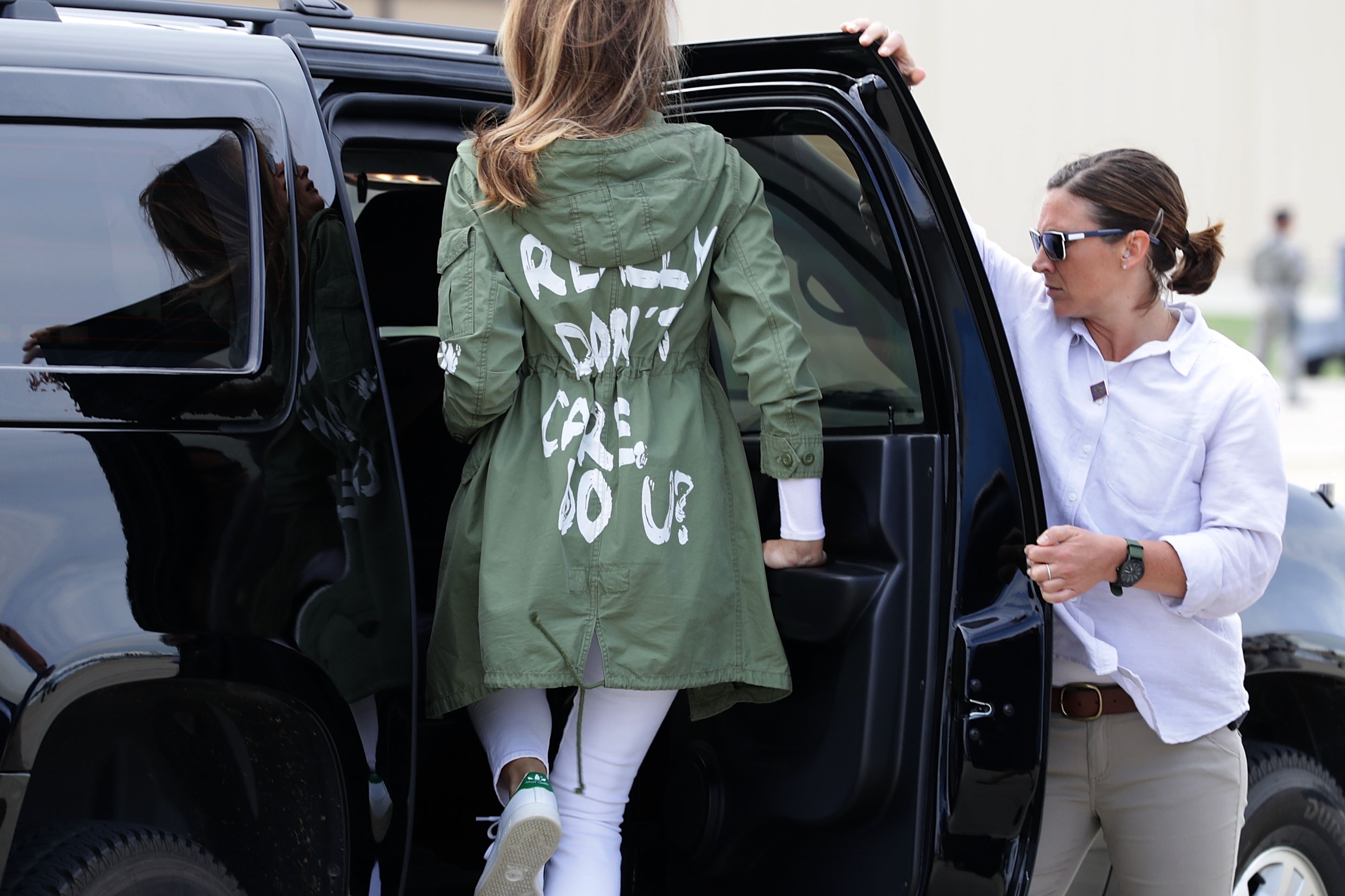 Melania usa jaqueta com frase de que não de importa em dia de visita a centro de imigrantes (Foto: Getty Images)